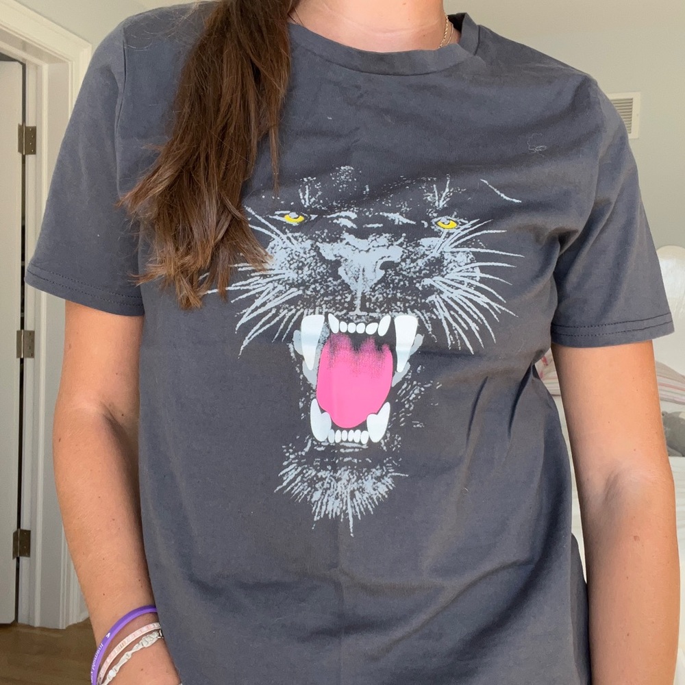NWOT - Tiger Graphic Tee